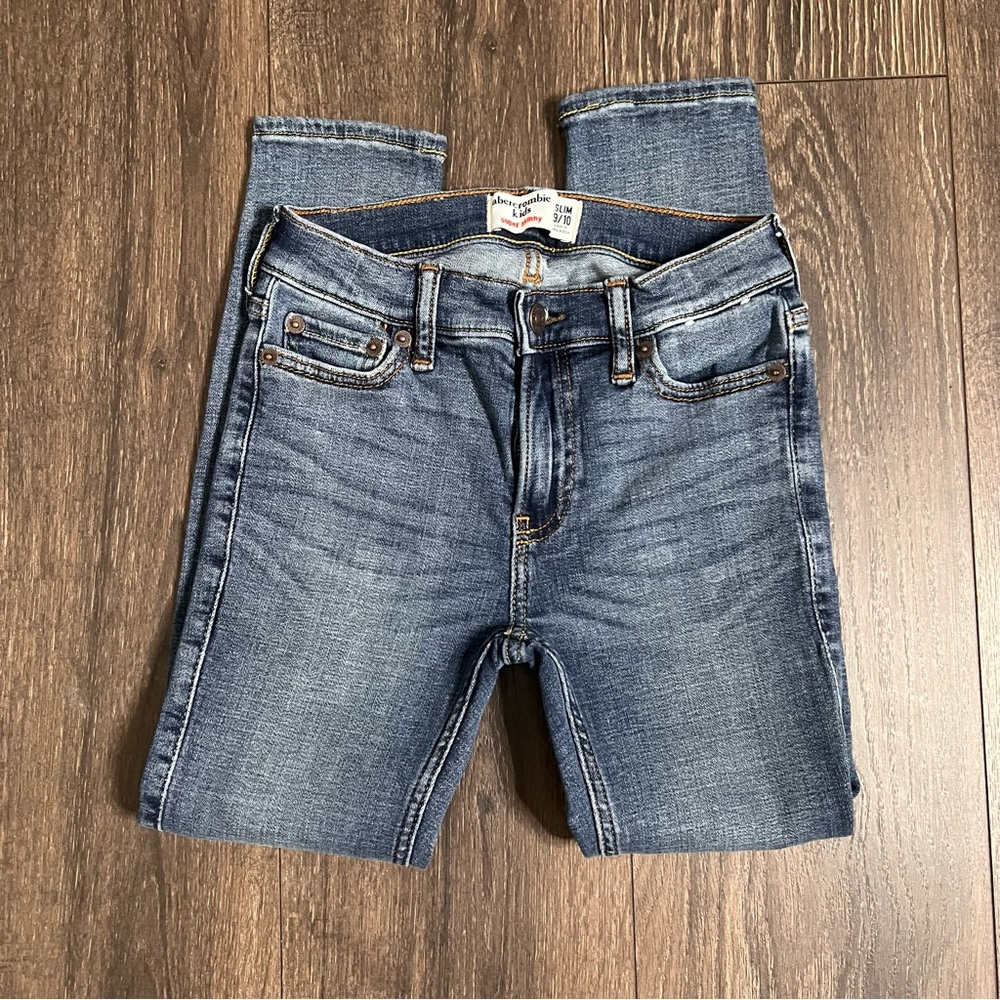 Super skinny jeans in a blue wash, great quality.
Slim size 9/10